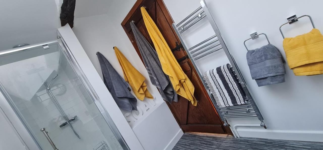 Modern And Spacious 2 Bedroom Apartment With Free Parking Llansantffraid Llansantffraid Glyn Ceiriog Eksteriør billede