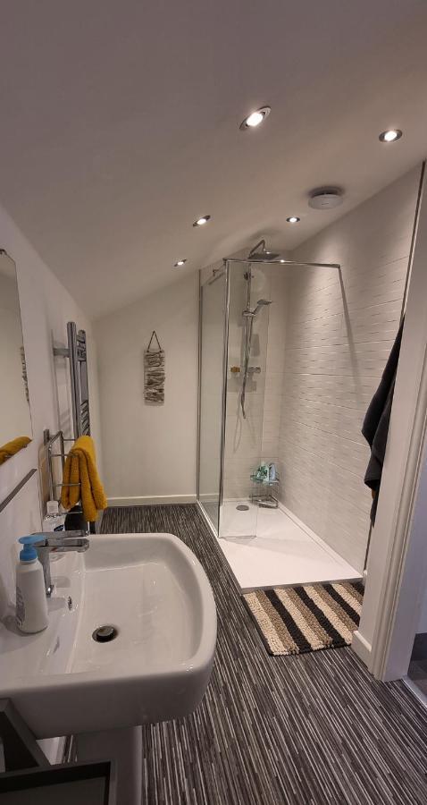 Modern And Spacious 2 Bedroom Apartment With Free Parking Llansantffraid Llansantffraid Glyn Ceiriog Eksteriør billede